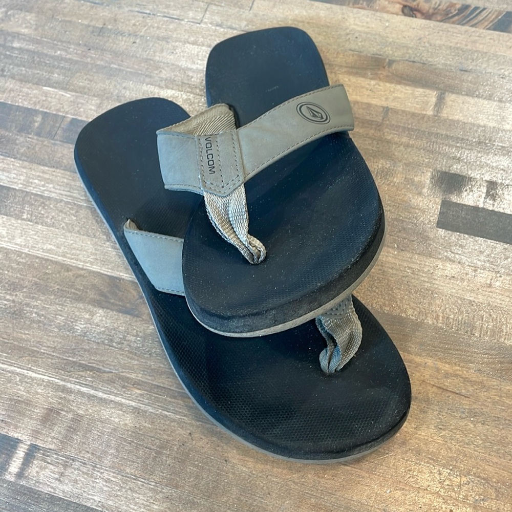 Big Boys Volcom sandals size 6.5
